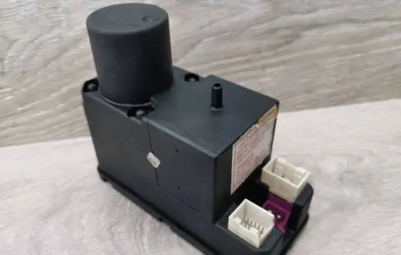 Audi A6 S6 C4 4A Central locking vacuum pump 4A0862257J 8TZ00652206