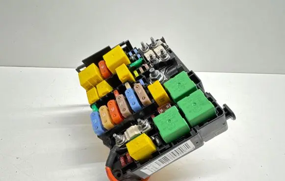 Peugeot 308 Fuse module 9804848580