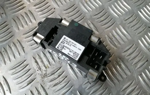 Volkswagen PASSAT B6 Heater blower motor/fan resistor 3C0907521