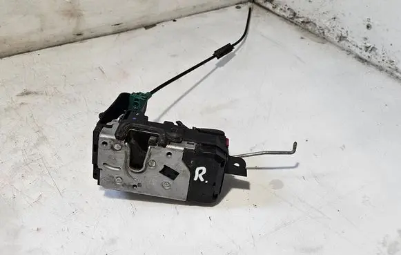 Opel Astra H Front door lock 13210749