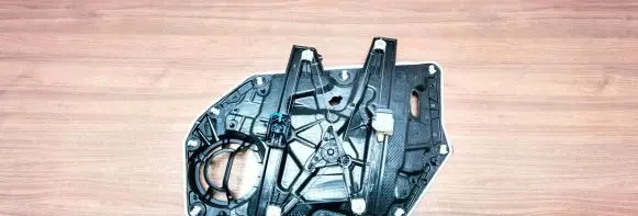 Front window lifting mechanism without motor