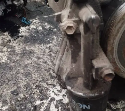 Toyota Yaris Oil filter mounting bracket