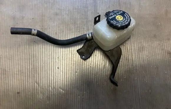 Lexus RX 330 - 350 - 400H Brake fluid reservoir 13231140330