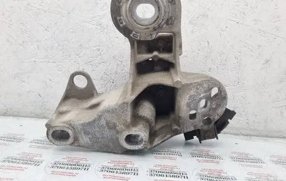 Engine mounting bracket