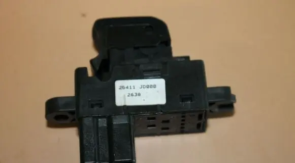 Nissan Qashqai Electric window control switch 25411JD000