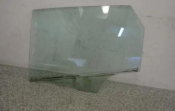 Mazda 3 I Sliding door window/glass 