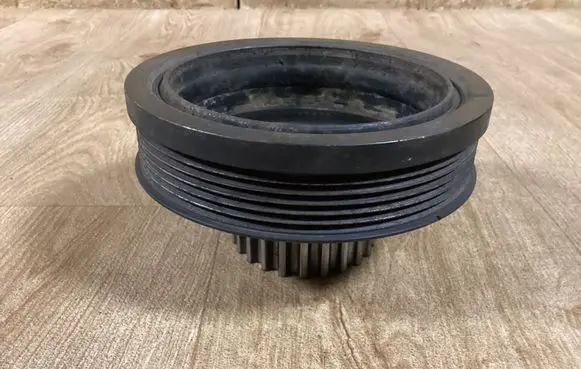 Volkswagen PASSAT B6 Crankshaft pulley 03G105243