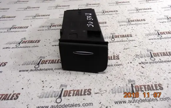 Mercedes-Benz E W211 Dashboard storage box/compartment A2116802052