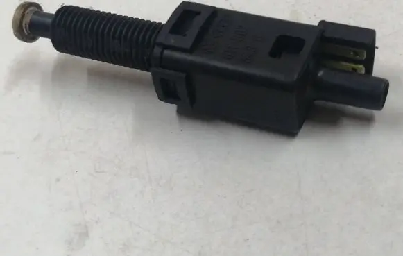 Volkswagen PASSAT B5 Brake pedal sensor switch 811907343B