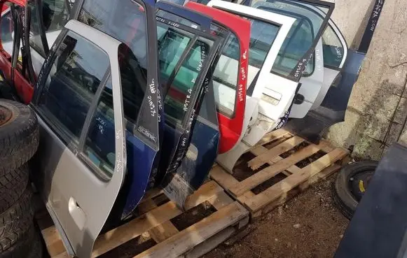 Nissan Sunny Rear door