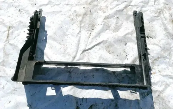 BMW 5 E60 E61 Radiator mount bracket 778832403
