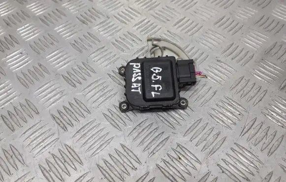 Volkswagen PASSAT B5 Central body control module 8D1820511E