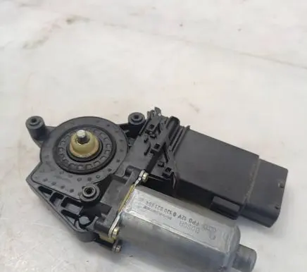 Volkswagen PASSAT B5 Front door window regulator motor 0130821694 101434200