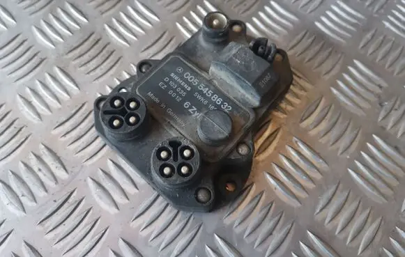 Mercedes-Benz E W124 Ignition amplifier control unit 0055458632 5WK6162