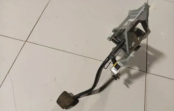 Opel Astra H Brake pedal