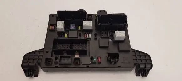 Opel Zafira C Fuse module 13449202