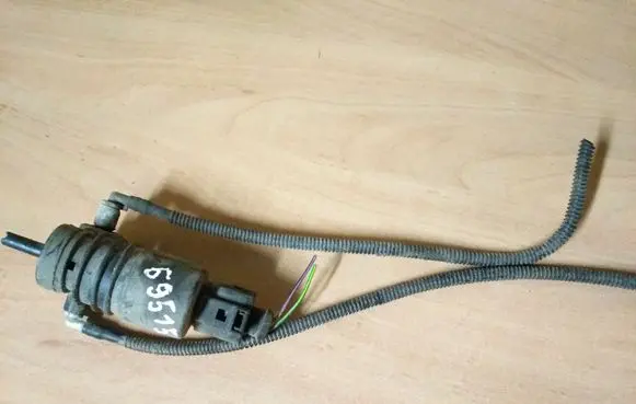 Volkswagen Golf IV Windscreen/windshield washer pump 1J6955651