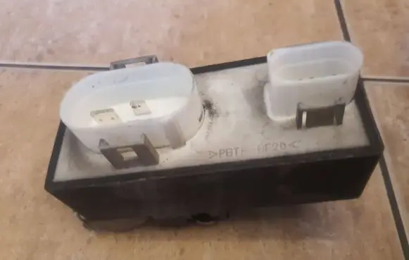 Volkswagen PASSAT B4 Coolant fan relay 357919506a