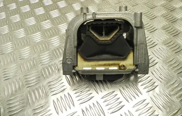 Volkswagen PASSAT B8 Engine mount bracket 3Q0199262J VD11651