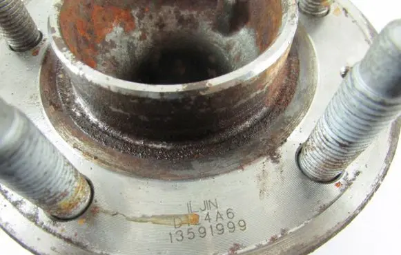 Opel Astra J Rear wheel hub 135919999