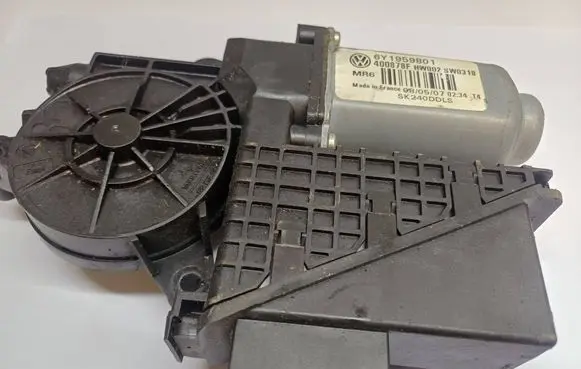 Skoda Fabia Mk1 (6Y) Front door window regulator motor 6Y1959801 400878F SK240DDLS