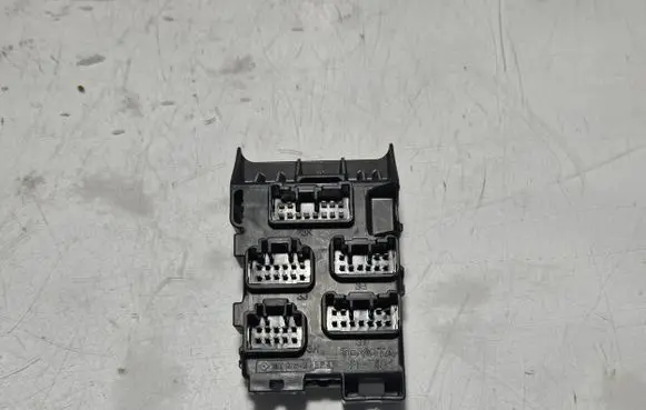 Toyota Avensis T250 Fuse module 8273405030