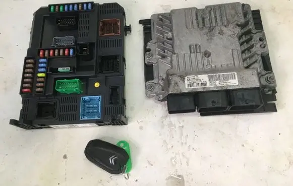 Citroen C4 II Engine ECU kit and lock set 9808376980