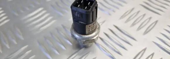 Volkswagen PASSAT B5 Air conditioning (A/C) pressure sensor 8D0959482B