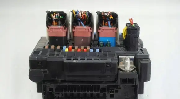 Citroen C4 II Picasso Fuse module 9674675280