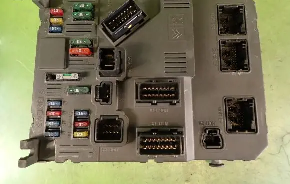 Peugeot 206 Fuse module 9646777380