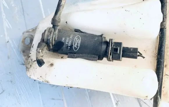 Ford Focus Windscreen/windshield washer pump 93bb17k624ba
