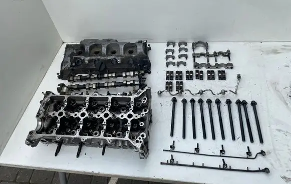 Toyota Avensis T250 Engine head 112010R011