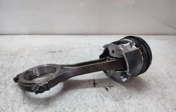 Volkswagen Touareg I Piston with connecting rod 