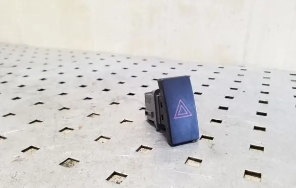 Toyota Avensis T270 Hazard light switch 15B279