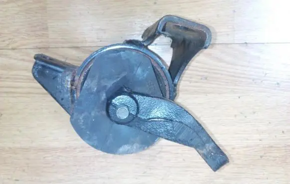 Suzuki Liana Engine mount bracket