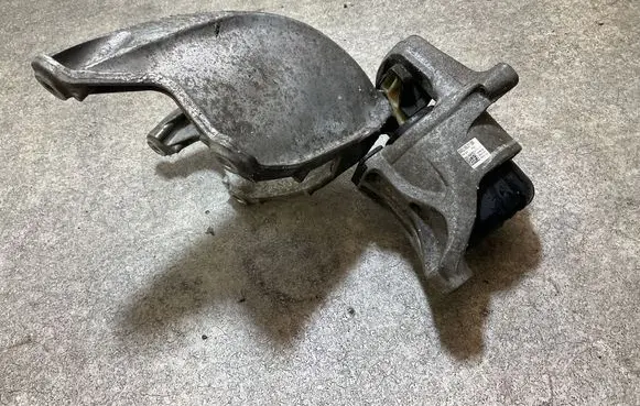 Audi A4 S4 B9 Engine mount bracket 8W0199371BR 145848 3618877