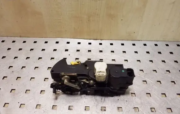 Opel Frontera B Front door lock 16634324