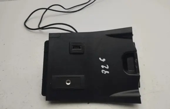 Mercedes-Benz B W246 W242 USB socket connector A2468230411
