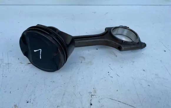 Volvo V40 Piston with connecting rod