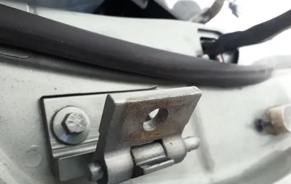 Volvo XC90 Rear door lower hinge