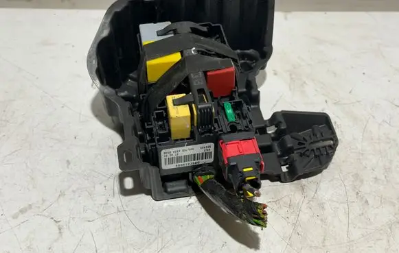 Peugeot 2008 I Fuse module 9806192580