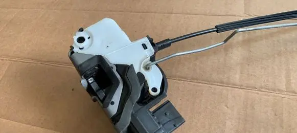 Opel Insignia A Front door lock