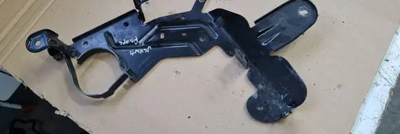 Engine mounting bracket