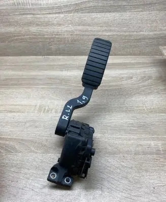 Accelerator throttle pedal