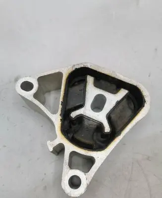 Mercedes-Benz CLA C117 X117 W117 Engine mount bracket A2462400809