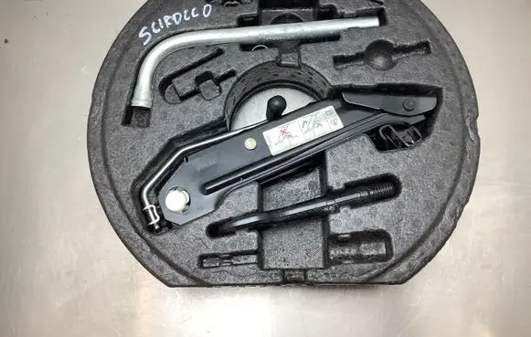 Volkswagen Scirocco Tool set 4D0012219A