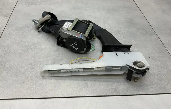 Nissan Juke I F15 Front seatbelt 617968000A