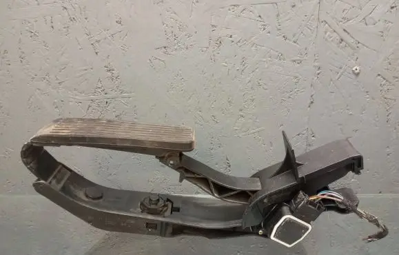 Mercedes-Benz C W203 Accelerator throttle pedal A2113000404