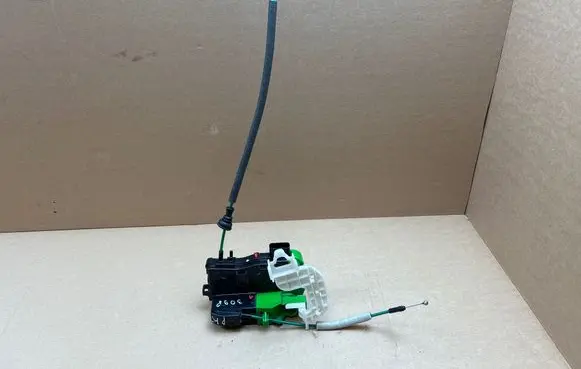 Hyundai i40 Front door lock 813103Z000