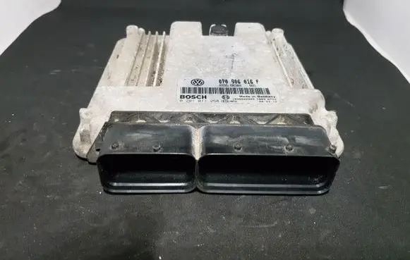 Volkswagen Touareg I Engine control unit/module 070906016F 0281011258